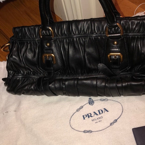 100% authentic Prada tote bag in black leather - Picture 9 of 10